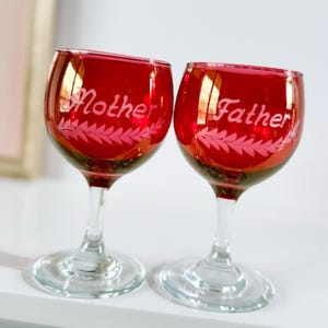 Paire de verres à vin vintage rouge rubis pour mère et père, ensemble cadeau de verres à pied en verre à pied rouge irisé pour maman et papa, cadeau pour les nouveaux parents