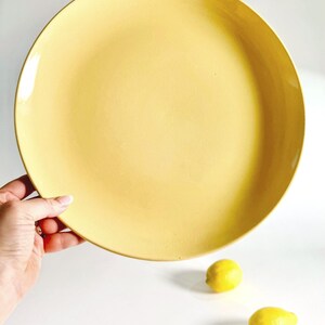 SELTENE 50er Jahre MCM 12-Zoll-große Servierplatte Pastellgelb runde Obstschale Arbeitsplatte Obstschale Mid Century Atomic Vintage Statement Platte