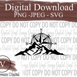 Op de afbeelding: Zwart-wit digitaal downloadontwerp met een kompas en bergen. De tekst "Digital Download PNG -JPEG - SVG" staat bovenaan de afbeelding. De tekst "NOT COPY DO NOT COPY DO NOT COPY DO NOT" wordt herhaald in de hele afbeelding.