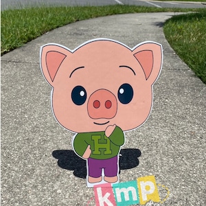 Puede incluir: Un personaje de dibujos animados de cerdo rosa que lleva un su&eacute;ter verde con una letra H blanca y pantalones morados. El personaje est&aacute; de pie en una acera con un logotipo de "kmp party crafts" en primer plano.