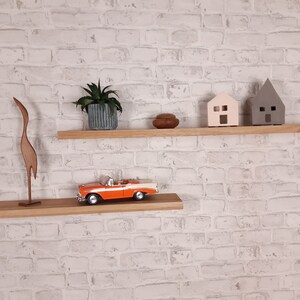 Floating shelf in oak with a straight edge