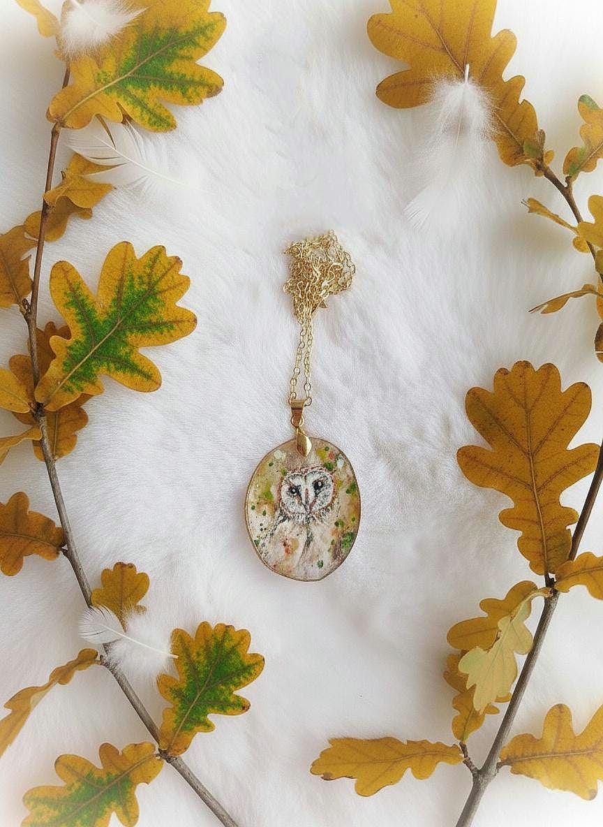 Collier illustr&eacute; de chouette effraie sur graine de Monnaie du Pape v&eacute;ritable, graine p