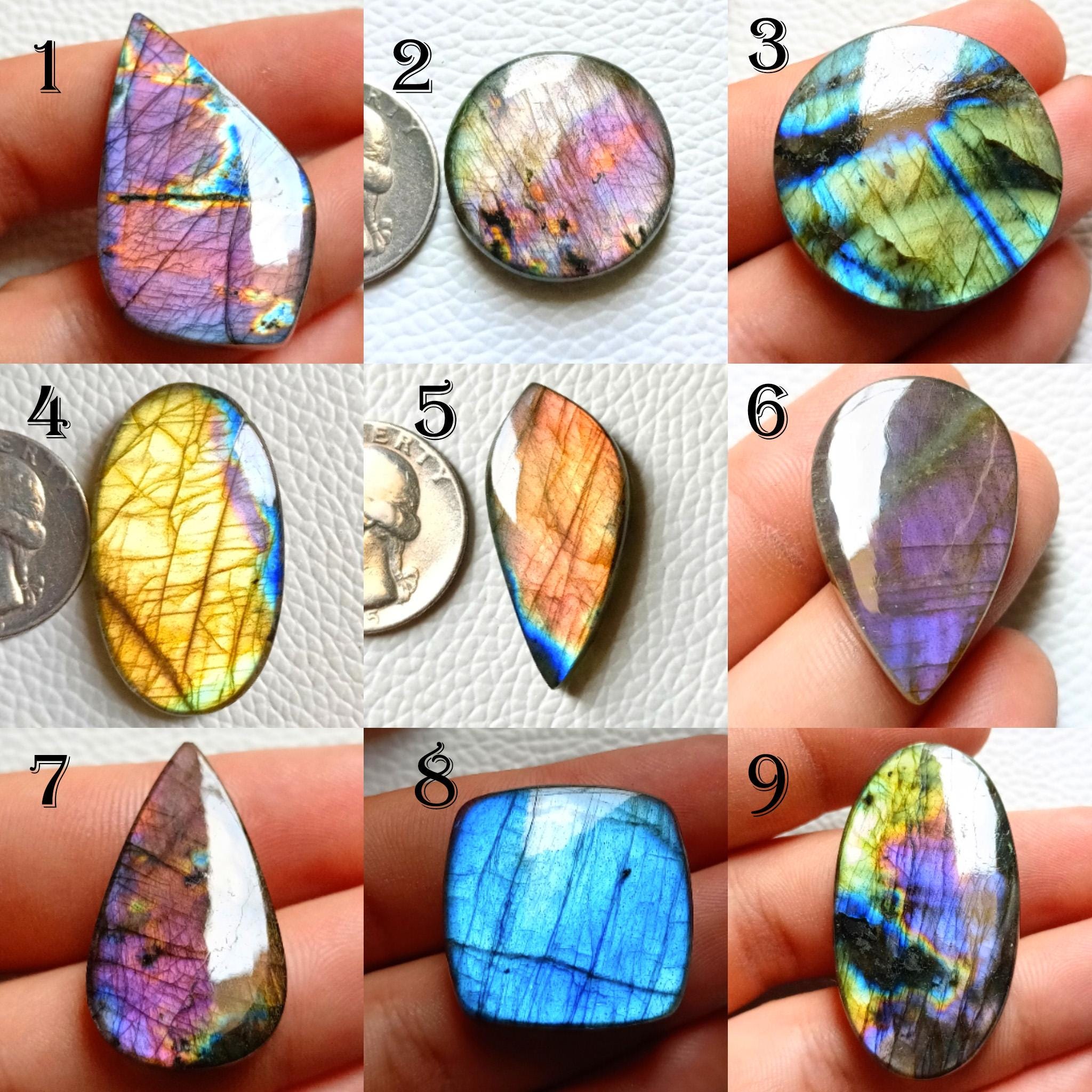Pierre Labradorite Arc-en-ciel Naturelle - 7,36 Carats, Gravée En Forme De Feuille De Vigne