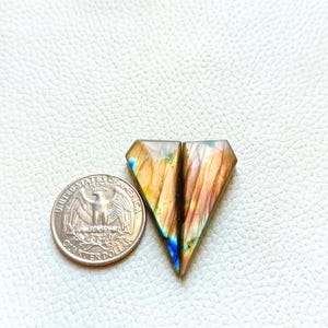 AAA品質の宝石ファイヤーラブラドライト本物の天然マルチカラーストーンラブラドライトペアサイズ。36x15x5.mm。カート。約39。ラブラドライトイヤリング