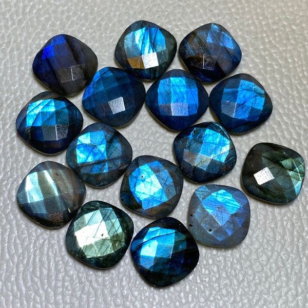 Attrayant ~ Taille de labradorite flashy bleue - 8 mm. Jusqu'à 30 mm. Pierre précieuse en vrac en forme de coussin en forme de damier à facettes des deux côtés pour bijoux.