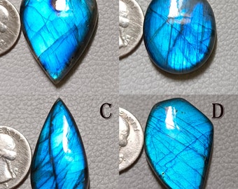 La pietra preziosa blu labradorite AAA fornisce gioielli blu lucidati a mano, creazione di ciondoli cabochon in labradorite