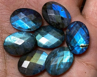 Pietra preziosa naturale labradorite blu fuoco, forma ovale, pietra preziosa briolette con taglio a scacchi su entrambi i lati. Dimensioni: 6x8 - 20x30 MM Per realizzare gioielli..