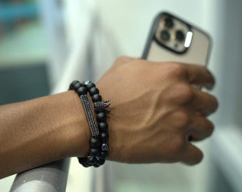 Schwarzes Perlenarmband mit Kronenanhänger