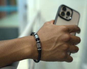 Schwarzes geflochtenes Lederarmband mit Stahlakzenten