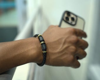 Schwarzes geflochtenes Lederarmband mit goldenen Akzenten