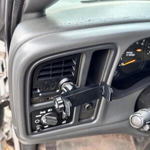 Custom phone mount for 1999-2006 Silverado Sierra Tahoe Yukon functional vent immagine 4