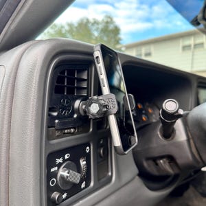 Custom phone mount for 1999-2006 Silverado Sierra Tahoe Yukon functional vent immagine 2