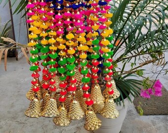 Lebendige Pom Pom Hochzeit Hintergrund Handgemachte Indische Festliche Glockengirlanden Multicolor Pom Pom Weihnachtsbaum Dekor, Mandir Decor Delight