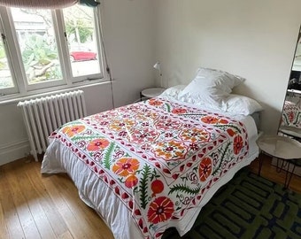 Le couvre-lit coloré Suzani en coton indien donne une texture lisse et donne un look élégant à l'intérieur de votre chambre.