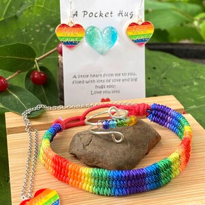 Coffret cadeau bijoux amour fierté arc-en-ciel collier + bracelet + boucles d'oreilles + carte câlin de poche cadeau de fierté déclaration audacieuse bijoux fierté cadeau unique