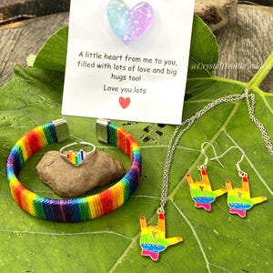 Coffret cadeau bijoux amour fierté arc-en-ciel collier + bracelet + boucles d'oreilles + carte câlin de poche cadeau de fierté déclaration audacieuse bijoux fierté cadeau unique