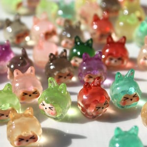 Minifiguras de Labubu que brillan en la oscuridad: adorables animalitos para terrarios, casas de muñecas, manualidades o decoración de escritorio. Miniaturas coleccionables. imagen 1