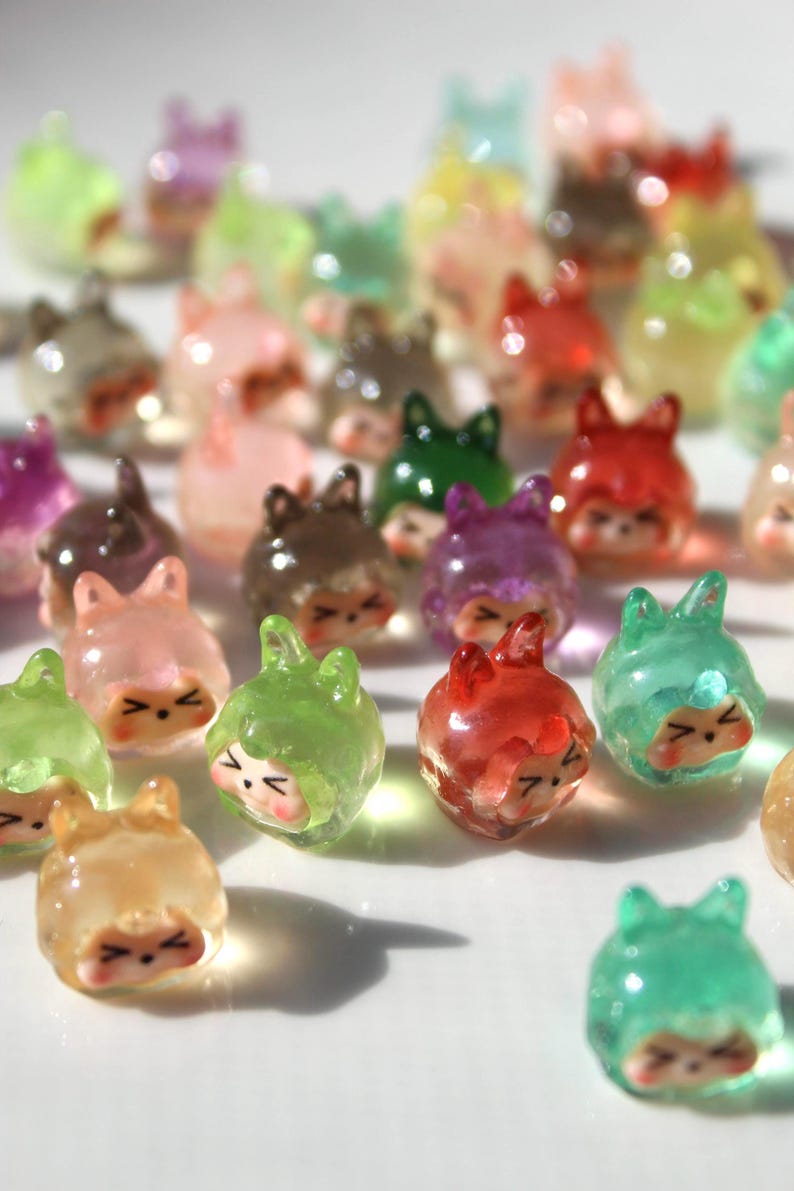 Minifiguras de Labubu que brillan en la oscuridad: adorables animalitos para terrarios, casas de muñecas, manualidades o decoración de escritorio. Miniaturas coleccionables. imagen 1