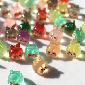 Minifiguras de Labubu que brillan en la oscuridad: adorables animalitos para terrarios, casas de muñecas, manualidades o decoración de escritorio. Miniaturas coleccionables. imagen 2