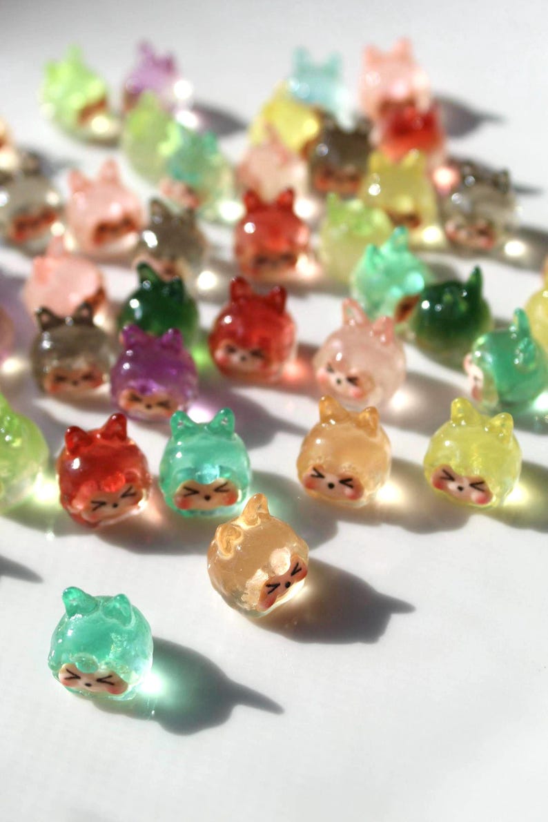 Minifiguras de Labubu que brillan en la oscuridad: adorables animalitos para terrarios, casas de muñecas, manualidades o decoración de escritorio. Miniaturas coleccionables. imagen 2