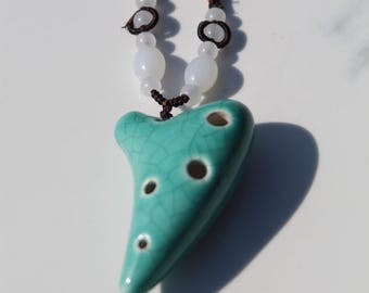 Collar con mini ocarina de 6 agujeros – Colgante de flauta de cerámica funcional – Instrumento de 6,35 cm de largo para amantes de la música, regalo único, regalo de flauta de Zelda