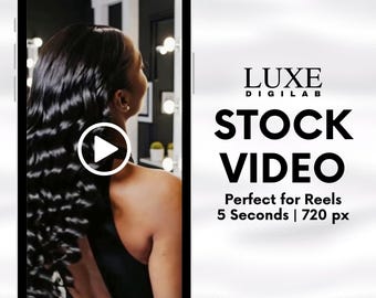 Puede incluir: Una pantalla de smartphone muestra a una mujer con cabello largo y negro ondulado. La pantalla muestra un video con un botón de reproducción. El texto en la pantalla dice "LUXE DIGILAB STOCK VIDEO Perfect for Reels 5 Seconds | 720 px."