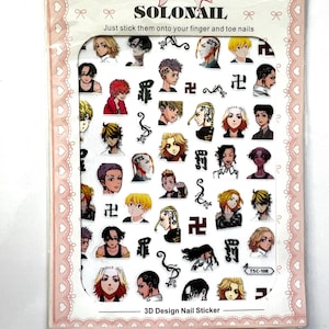 Pu&ograve; includere: Un foglio di adesivi per unghie 3D con vari personaggi anime con disegni in bianco e nero. Il foglio &egrave; bianco con bordi e cuori rosa. Il testo "SOLONAIL" e "3D Design Nail Sticker" &egrave; stampato sul foglio.