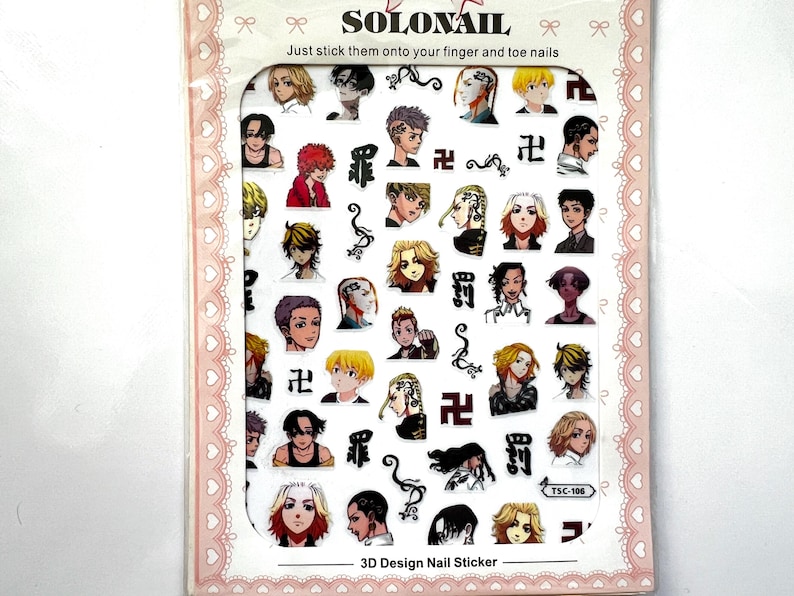 Pu&ograve; includere: Un foglio di adesivi per unghie 3D con vari personaggi anime con disegni in bianco e nero. Il foglio &egrave; bianco con bordi e cuori rosa. Il testo "SOLONAIL" e "3D Design Nail Sticker" &egrave; stampato sul foglio.