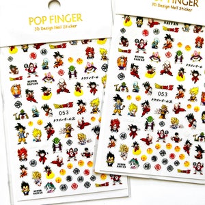Pu&ograve; includere: Un foglio di adesivi 3D per unghie con personaggi della serie anime Dragon Ball Z. Gli adesivi sono su sfondo bianco e presentano vari personaggi, tra cui Goku, Vegeta e Gohan. Gli adesivi sono etichettati con "053" e "Dragon Ball Z".