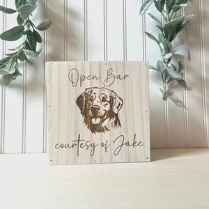 Custom Drinks on Me Dog Wedding Sign Houten bord met open bar Pet Signature Drink Menu Drinks on Us huisdier portret Dog of Honour Modern Bar Decor