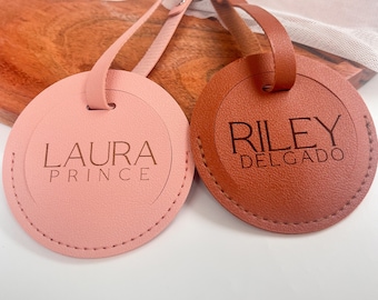 Personalisierter Leder Kofferanhänger für Flitterwochen Individuell gravierter Kofferanhänger mit Namen Reisetaschenanhänger für Hochzeit als Brautjungferngeschenk