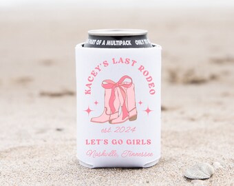 Pode incluir: Frigorífico de latas branco com um design rosa com um par de botas de cowboy rosa com laços, texto que diz "Kacey's Last Rodeo est. 2024 Let's Go Girls Nashville, Tennessee"