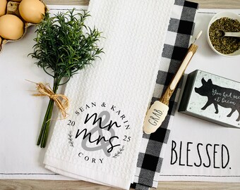 Aangepaste huwelijkscadeau voor stel gepersonaliseerde theedoek voor pasgetrouwden Dhr. en mevrouw theedoek verlovingscadeau voor haar monogram handdoek