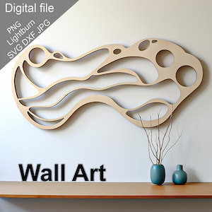 Peut inclure: Une œuvre d'art murale en bois avec une forme ondulée organique et des découpes. L'œuvre est montée sur un mur blanc avec deux petits vases et des branches sur une étagère en bois en dessous.