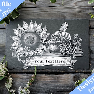 Può includere: Una lavagna nera incisa con un girasole bianco, un'ape e un vaso di miele. Il testo "Your Text Here" è su uno striscione sotto l'immagine.