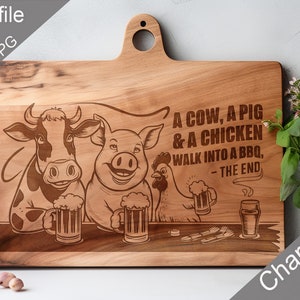 Op de afbeelding: Houten charcuterieplank met een handvat, gegraveerd met een koe, een varken en een kip die bierpullen vasthouden. De tekst luidt: "A cow, a pig & a chicken walk into a BBQ, - The End." Een charcuterie-ontwerp.