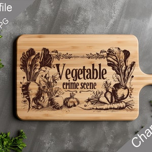 Pode incluir: Uma tábua de cortar de madeira marrom com uma alça. A tábua tem um desenho de vegetais e o texto "Vegetable crime scene" gravado nela.