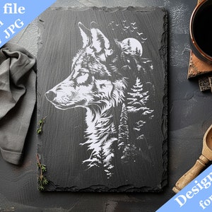 Puede incluir: Una silueta de lobo blanco con un fondo de bosque está grabada en una pizarra negra. La imagen es un archivo digital para lightburn, SVG y PNG.