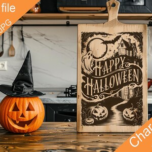 Puede incluir: Una tabla de cortar de madera con temática de Halloween. La tabla presenta una ilustración en blanco y negro de una casa, murciélagos y calabazas. El texto "Happy Halloween" está escrito en una fuente decorativa.