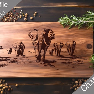 Peut inclure: Une planche à découper en bois avec un motif gravé au laser représentant un troupeau d'éléphants marchant dans une savane. Le texte "Charcuterie design" est imprimé dans le coin inférieur droit de la planche.