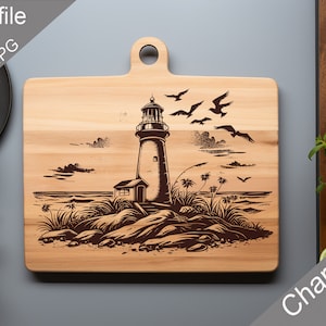 Op de afbeelding: Een houten snijplank met een lasergegraveerd ontwerp van een vuurtoren, palmbomen en vogels die over een strandscène vliegen. De snijplank heeft een handvat aan de bovenkant.