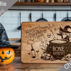 Puede incluir: Una tabla de cortar de madera con un diseño grabado de una bruja revolviendo un caldero con el texto "Potions and Poisons Prepared Here" y "Bone Appetit".