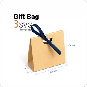 Puede incluir: Una bolsa de regalo de papel color canela con un asa de cinta azul oscuro. La bolsa tiene una abertura troquelada y mide 135 mm de alto, 155 mm de ancho y 75 mm de profundidad. El texto en la imagen dice Gift Bag 3 SVG Template.