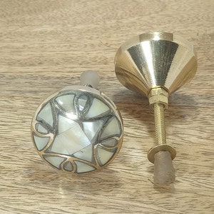 Brass Mother of Pearl Knob, Shell knob Dresser, Pearl inlay Drawer Knobs, Abalone Drawer Knobs, Mother of Pearl Knob Gold Detail for Cabinet