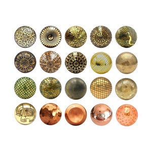 以下が含まれることがあります： さまざまな金属仕上げの装飾的なキャビネットノブ20個のコレクション。ノブは、花柄、幾何学模様、動物のデザインなど、複雑なパターンを特徴としています。色は金、ブロンズ、銅を含み、さまざまなテクスチャとスタイルを提供します。