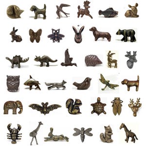 Puede incluir: Una colección de pequeñas figuras de animales de color bronce, que incluyen un perro, un pájaro, un ciervo y una ardilla. El surtido presenta varias criaturas, como un dinosaurio, una abeja y un conejo, todas con diseños detallados.
