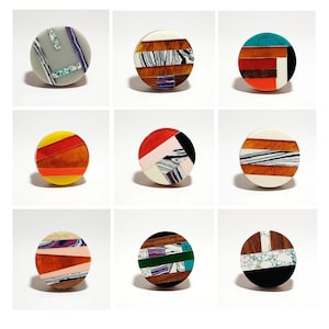 Handgemaakte geometrische harshouten knop: kleurrijke kast- en dressoirtrekker