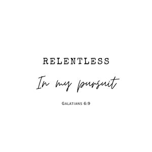 Puede incluir: Impresión tipográfica en blanco y negro con el texto "RELENTLESS" en mayúsculas y "In my pursuit" en escritura cursiva. El texto "GALATIANS 6:9" está impreso debajo del texto en cursiva.