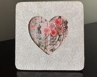Victorian Romantic Shabby Chic Quilled Floral Valentine&#39;s Day Heart Decor In Pearl Pink Textured Frame Bedside Tabletop Accent Décor Shelfie