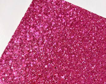 Puede incluir: Primer plano de una vibrante lámina de purpurina rosa. La superficie está densamente cubierta de partículas de purpurina brillantes y multifacéticas, creando un efecto deslumbrante. La purpurina capta la luz, produciendo una apariencia brillante y texturizada. Ideal para proyectos de manualidades.